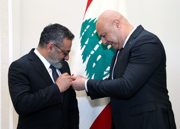 بالصور - الرئيس عون يكرم الفنان جورج خباز