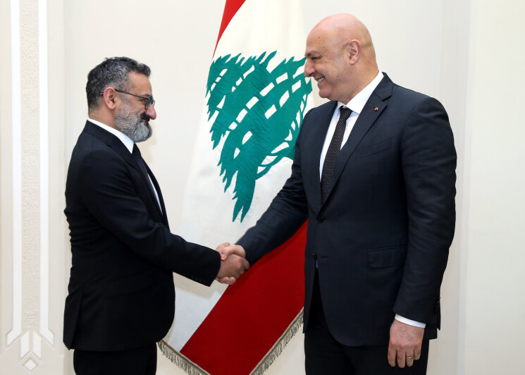 بالصور - الرئيس عون يكرم الفنان جورج خباز