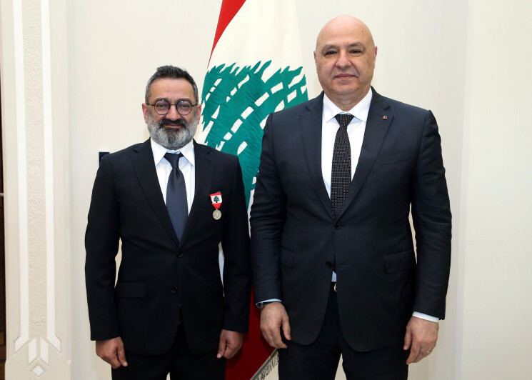 بالصور - الرئيس عون يكرم الفنان جورج خباز