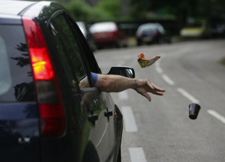 الجمهورية رمي النفايات من السيارة جرم بحاجة لقوانين