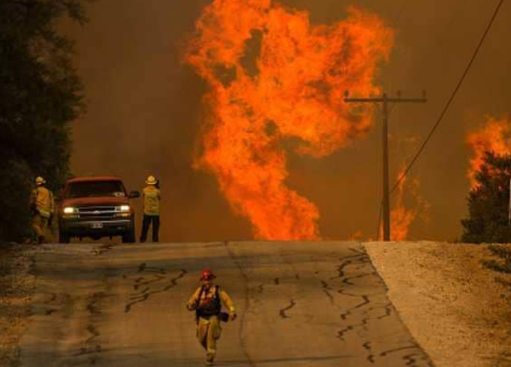 الجمهورية الرياح القوية تهدد بتأجيج حرائق الغابات في كاليفورنيا