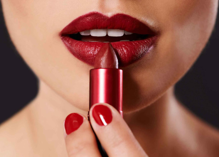 أحمر الشفاه الجمهوري بين الاتجاهات ولون البشرة