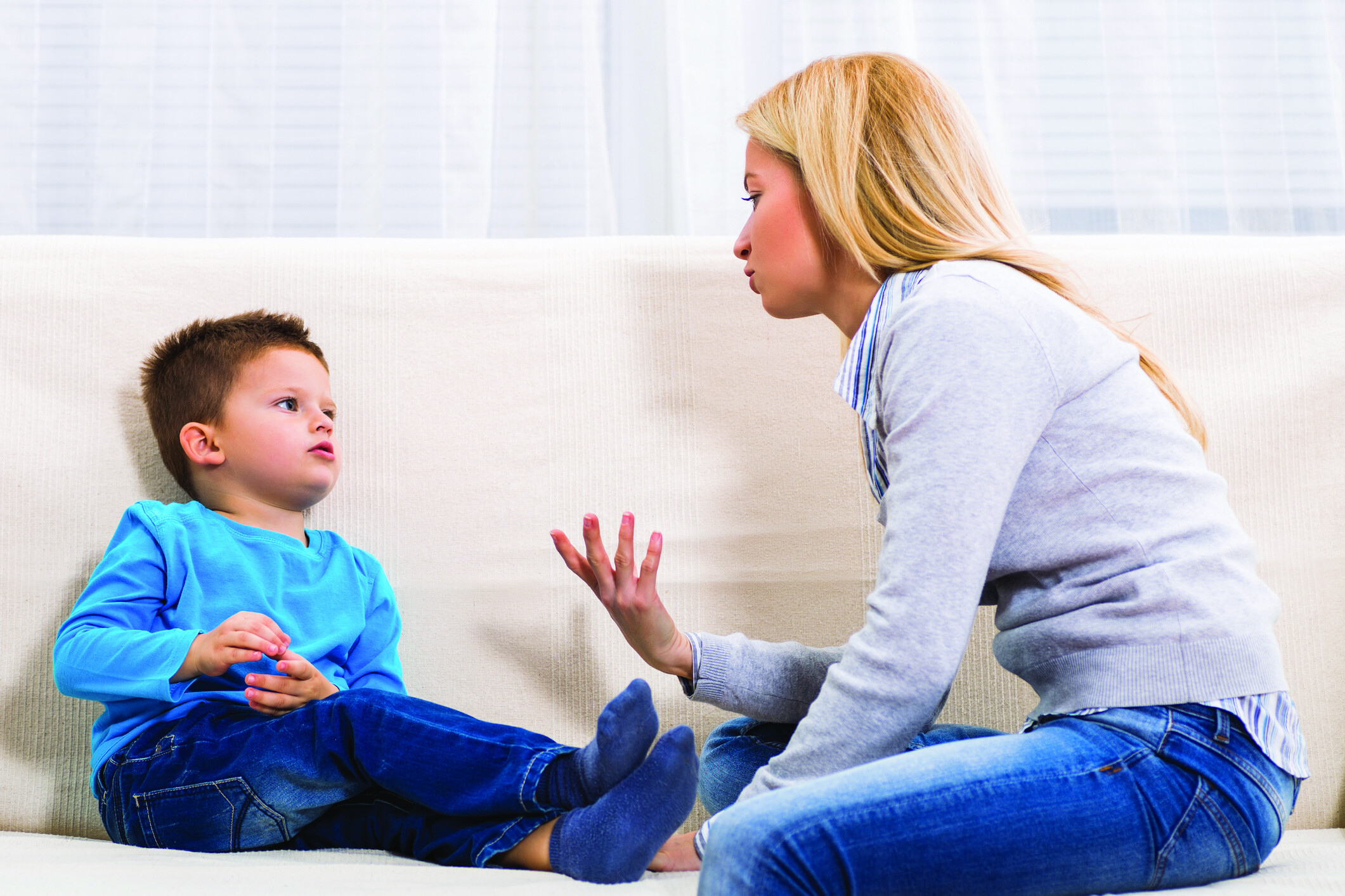 Мамочка с сыном с разговорами. Разговор родителей с ребенком. Общение детей. Родители и дети. Общение ребенка и взрослого.