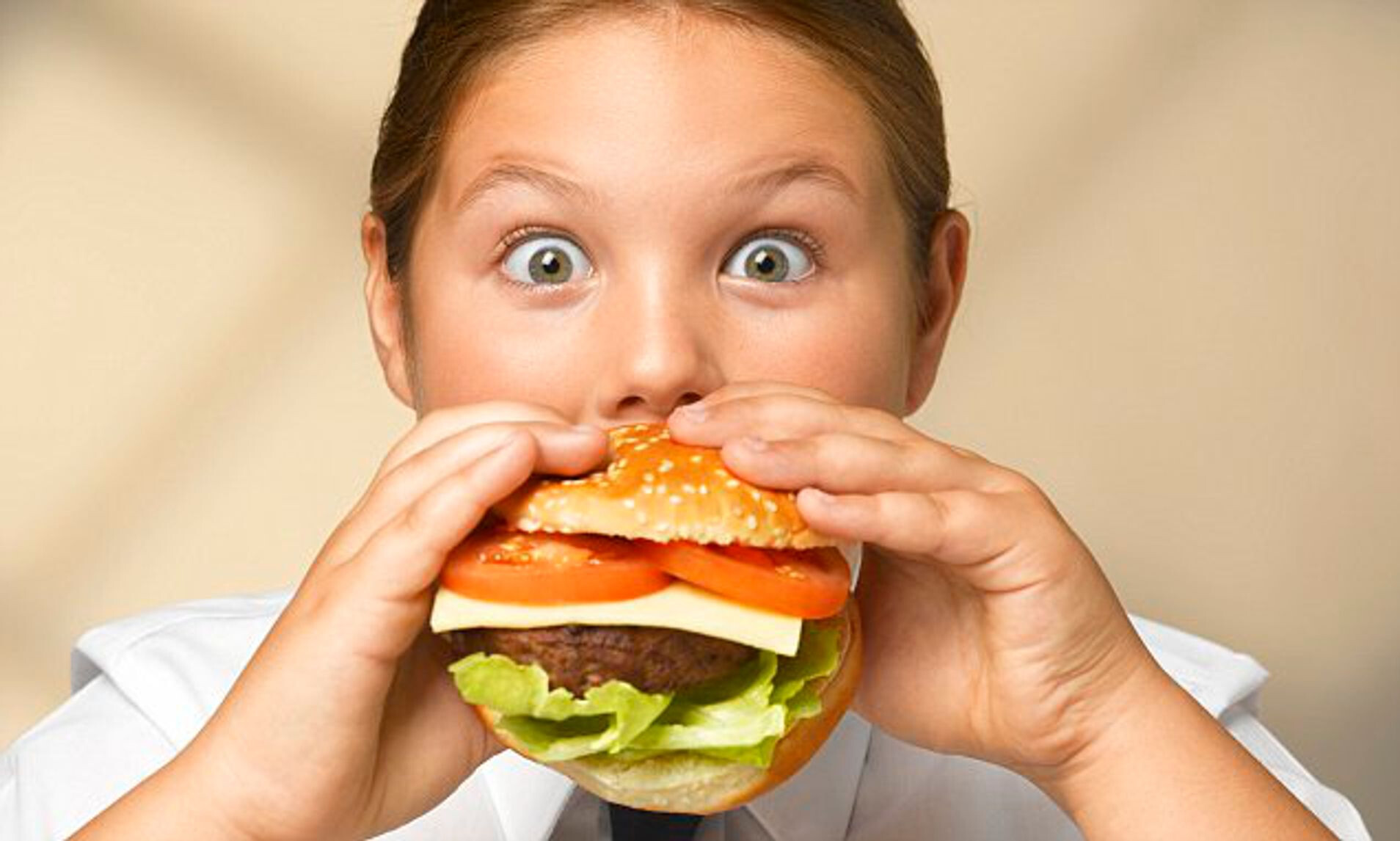 Проду ест. Ребенок ест гамбургер. Неправильное питание детей. Гамбургер для детей. Ожирение у подростков.